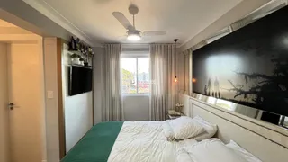 Quarto com cama e janela em um imóvel no Brasil.