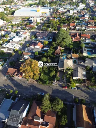 Vista aérea de uma área residencial em Lajeado, mostrando casas e uma piscina.