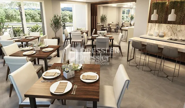 Sala de jantar com mesa de madeira e vista para o exterior.