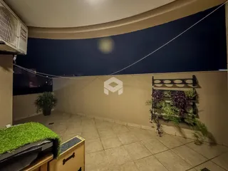Imagem de uma área comum com piso de cerâmica e parede decorativa.