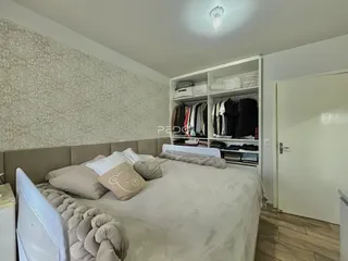 Quarto com cama e armário em um imóvel no Brasil.
