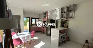 Uma foto de uma sala de jantar com mesa e cadeiras em um apartamento.