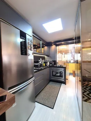 Sala de estar moderna com armários de aço inoxidável.