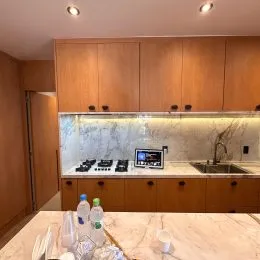 Foto de uma cozinha com armários de madeira e bancada.