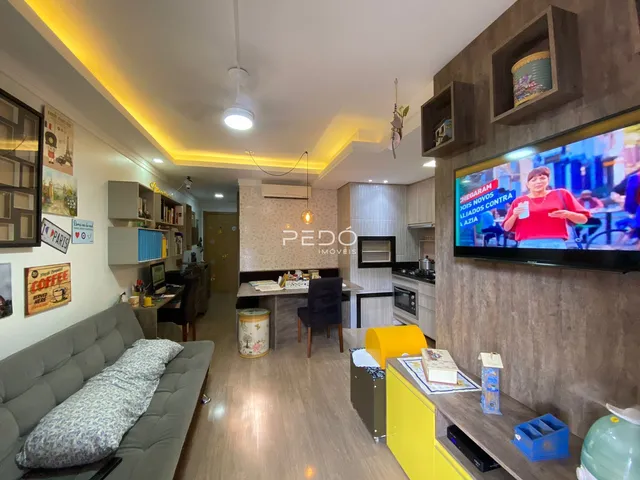 Sala de estar moderna com piso de madeira e decoração contemporânea.
