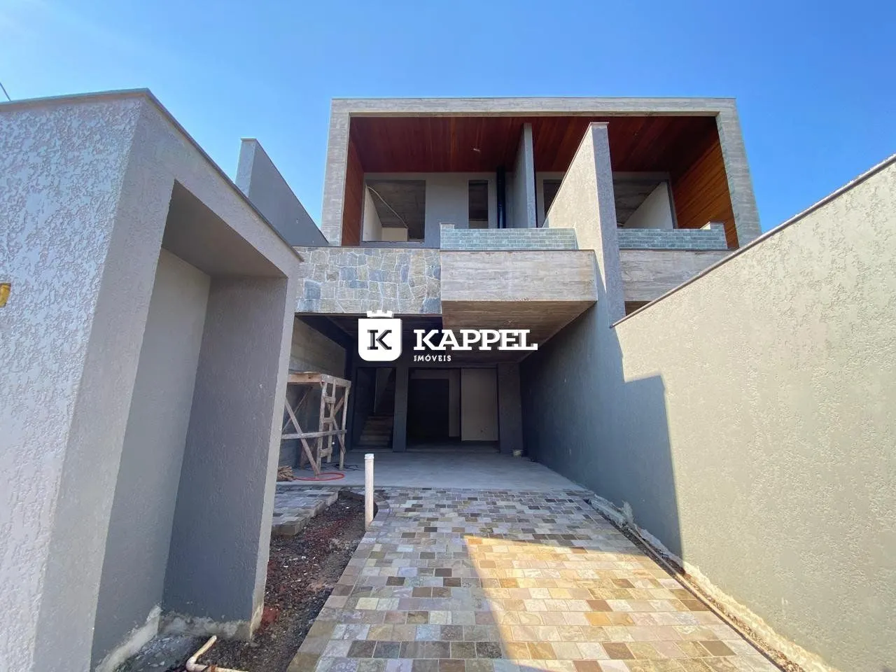 Fachada moderna de uma residência com entrada pavimentada em Lajeado, Brasil.
