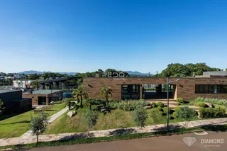 Fachada moderna de um imóvel em Lajeado, Brasil, com paisagismo frontal.