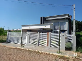A fachada de uma casa em Lajeado, Brasil, com cerca e portão.