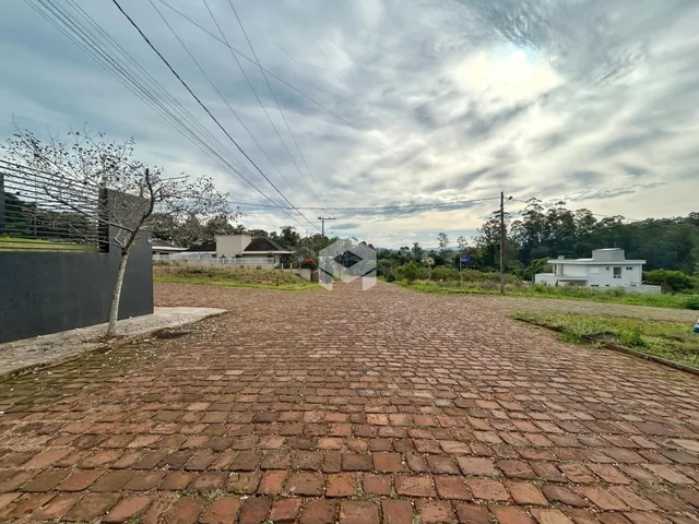 Vista externa de um terreno pavimentado com tijolos no Brasil.
