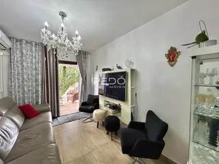 Sala de estar com sofá e poltronas em ambiente claro.