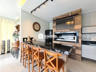 Sala de estar com bancada e lareira em ambiente moderno.