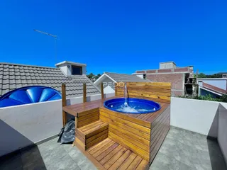 Área externa com deck de madeira e jacuzzi em Lajeado.