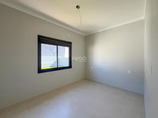 Interior de uma sala com janela em um imóvel no Brasil.