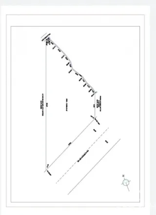 A planta baixa mostra o layout de um imóvel.