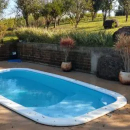 Foto de uma piscina externa em uma propriedade.