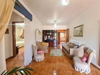 Sala de estar com piso de cerâmica e portas de madeira.