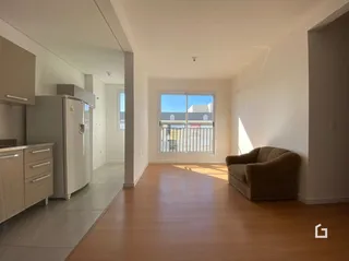 Foto de uma sala de estar com piso de madeira clara e grande janela.
