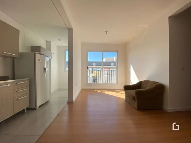 Foto de uma sala de estar com piso de madeira clara e grande janela.