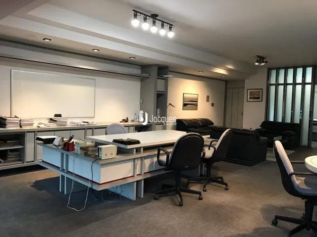 Sala de estar com tela de projeção e móveis