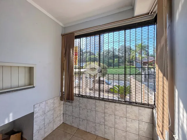 Vista de uma janela com grade de segurança em uma sala de estar.
