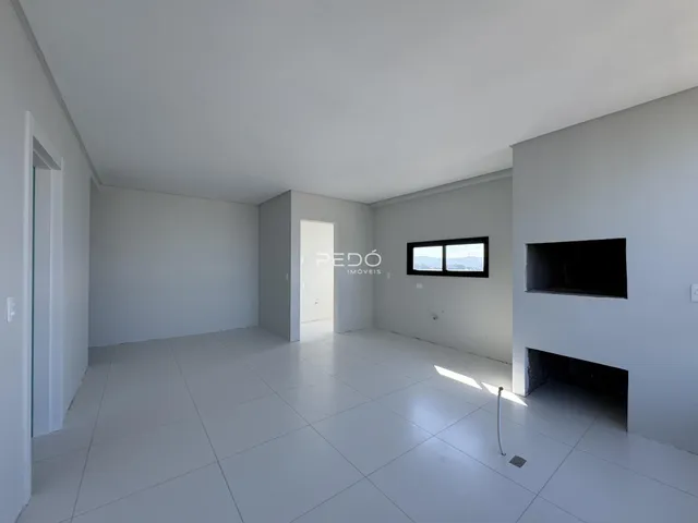 Interior de uma sala ampla com piso de cerâmica clara.