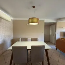 Foto de um ambiente com mesa de jantar e cadeiras em uma residência.