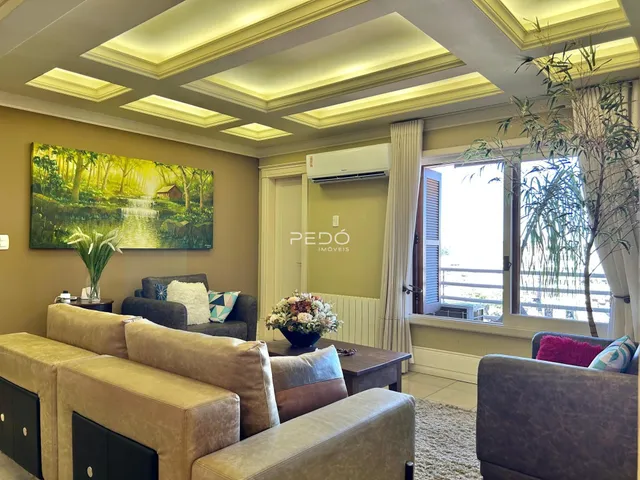 Sala de estar com decoração e grande janela em um imóvel no Brasil.