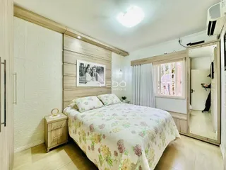 Quarto com cama e armário de madeira em um imóvel no Brasil.