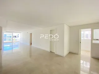Um corredor amplo e iluminado de uma residência em Lajeado.