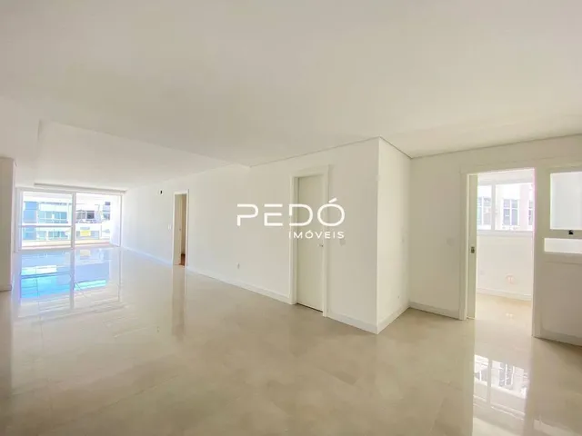 Um corredor amplo e iluminado de uma residência em Lajeado.