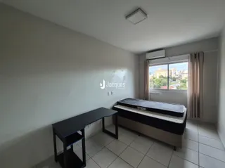 Quarto interno com piso de cerâmica e janela com vista para a paisagem.