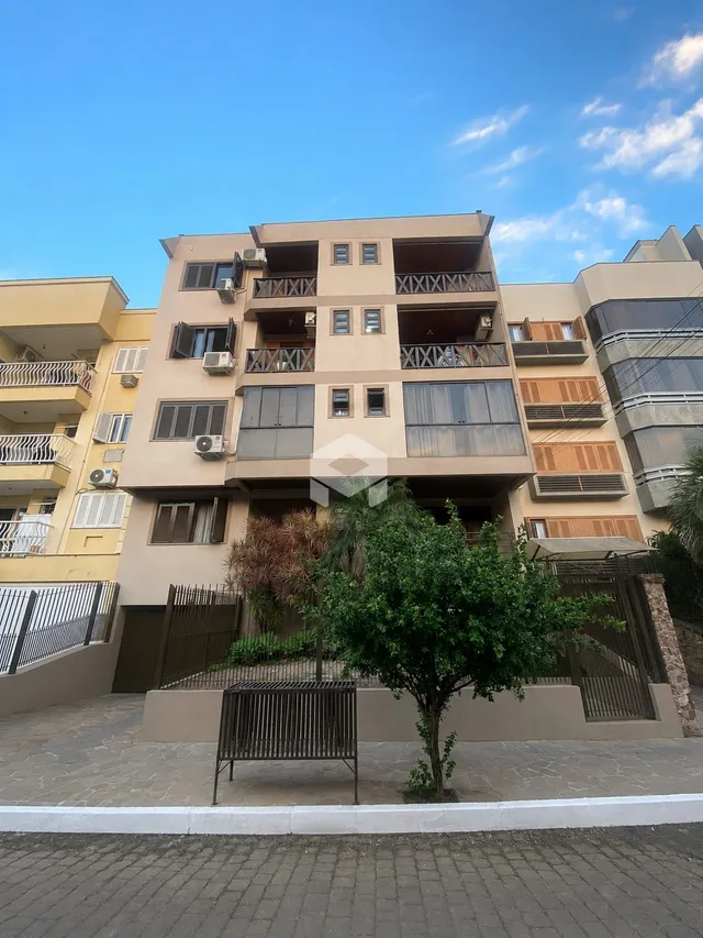 Fachada de um prédio residencial em Lajeado, Brasil com varandas.