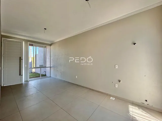 Interior de um ambiente com piso de cerâmica e porta branca.