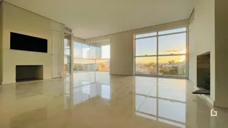 Interior de uma sala ampla e iluminada com piso de cerâmica polida.