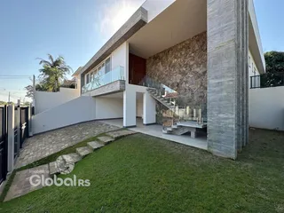 Fachada moderna de uma residência com área externa e jardim em Lajeado.