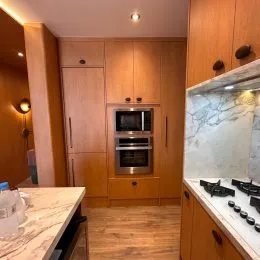 Interior com painéis de madeira em um ambiente residencial.