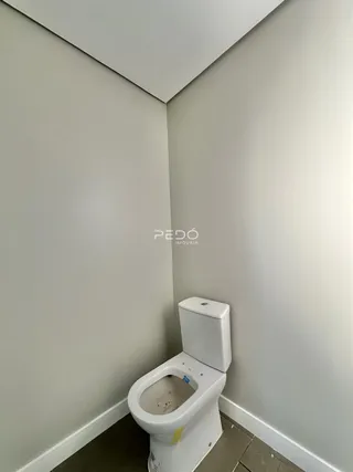 Foto de um canto de banheiro com vaso sanitário.