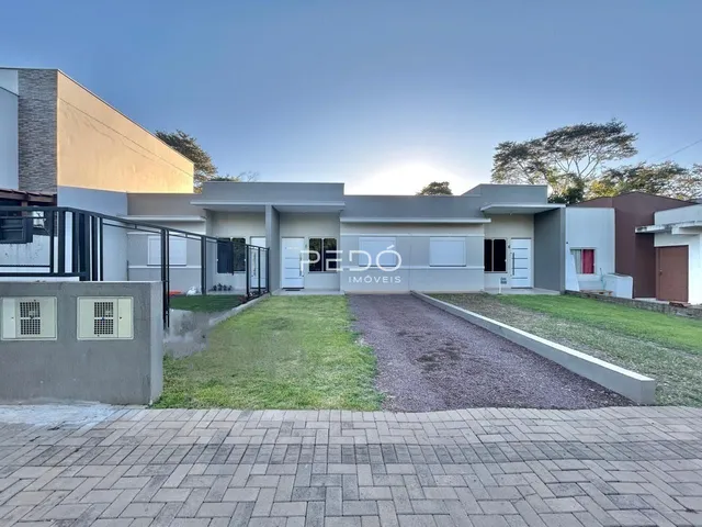 Fachada de uma casa moderna em Lajeado, Brasil, com jardim e entrada pavimentada.