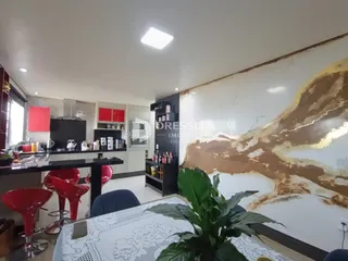Ambiente interno com parede decorada em tons terrosos.