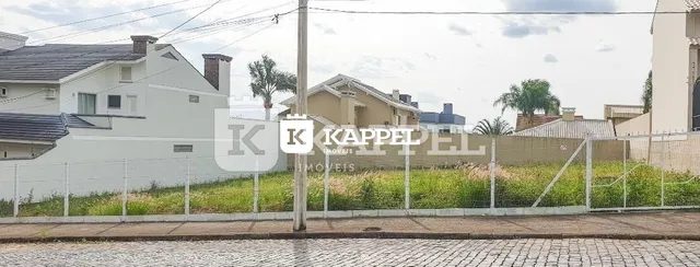 Fachada de uma residência em Lajeado, Brasil, com cerca e vegetação ao fundo.