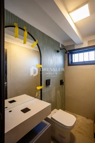 Foto de um banheiro interno com vaso sanitário e box de vidro.