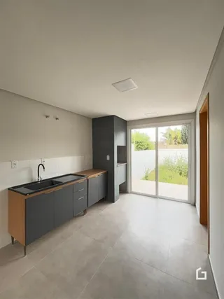 Vista interna de uma cozinha com armários e bancada em Lajeado.