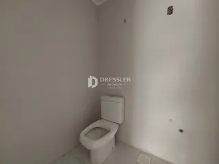 Foto de um banheiro simples em uma propriedade.