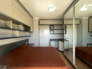 Quarto com armários e cabeceira em um ambiente moderno.