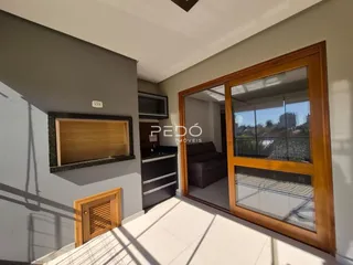 Sala de estar com porta de vidro de madeira na residência.