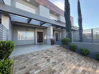 Fachada de uma residência em Lajeado, Brasil, com área externa pavimentada.