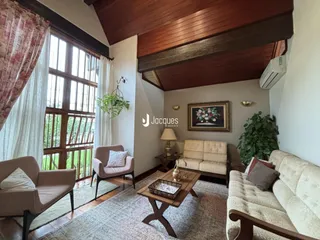 Sala de estar com decoração de madeira e móveis claros.