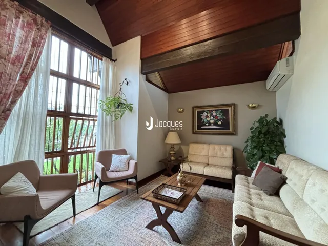 Sala de estar com decoração de madeira e móveis claros.