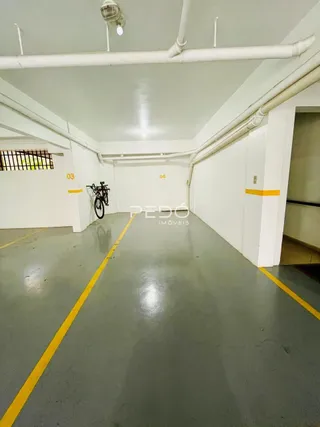 Corredor interno com marcações amarelas e números nas paredes de uma propriedade.