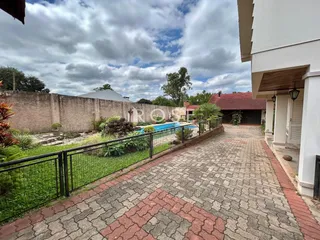 Vista externa de uma propriedade com cerca e área de lazer em Lajeado, Brasil.